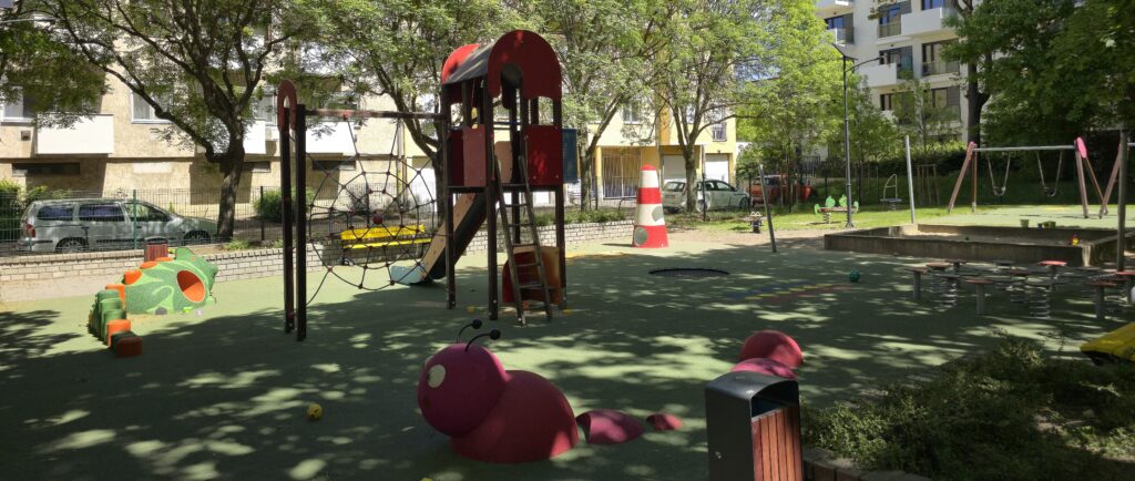 Régi játszótér felújítása, 3D gumifigurákkal, 2D gumigrafikákkal, színes öntöttgumi burkolattal