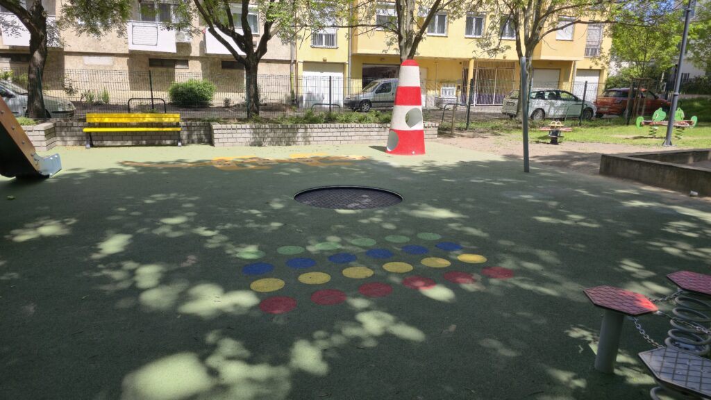3D piros-fehér világítótorony, 2 átbújó csővel, 2d gumigrafika, twister, földbe süllyesztett trambulin