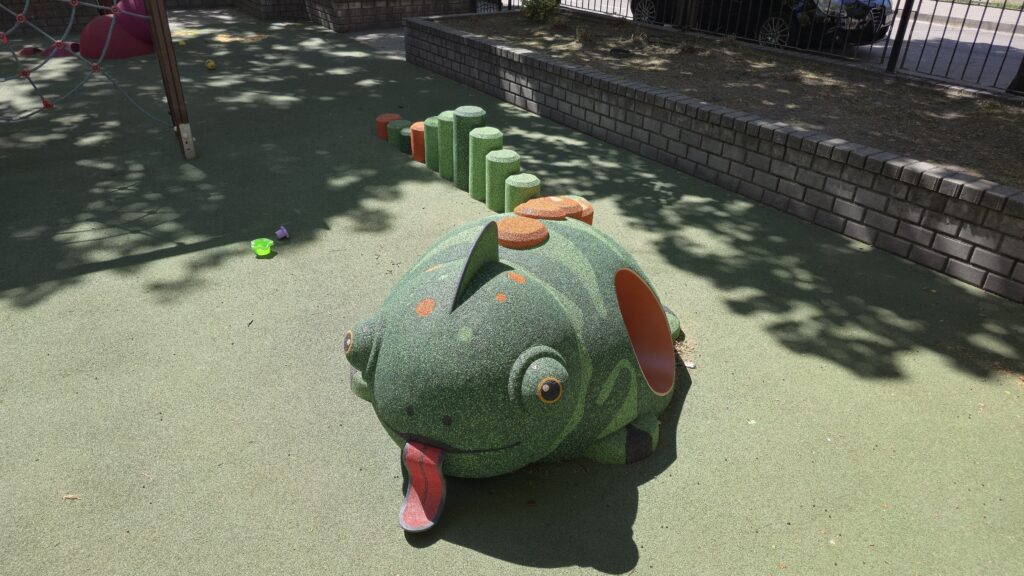 3D gumiállat, zöld kaméleon, alagúttal, egyensúlyozóval, öntöttgumi burkolaton