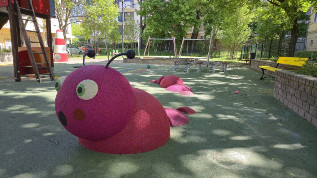 3D gumiállatka, rózsaszín kukac, öntöttgumi burkolat