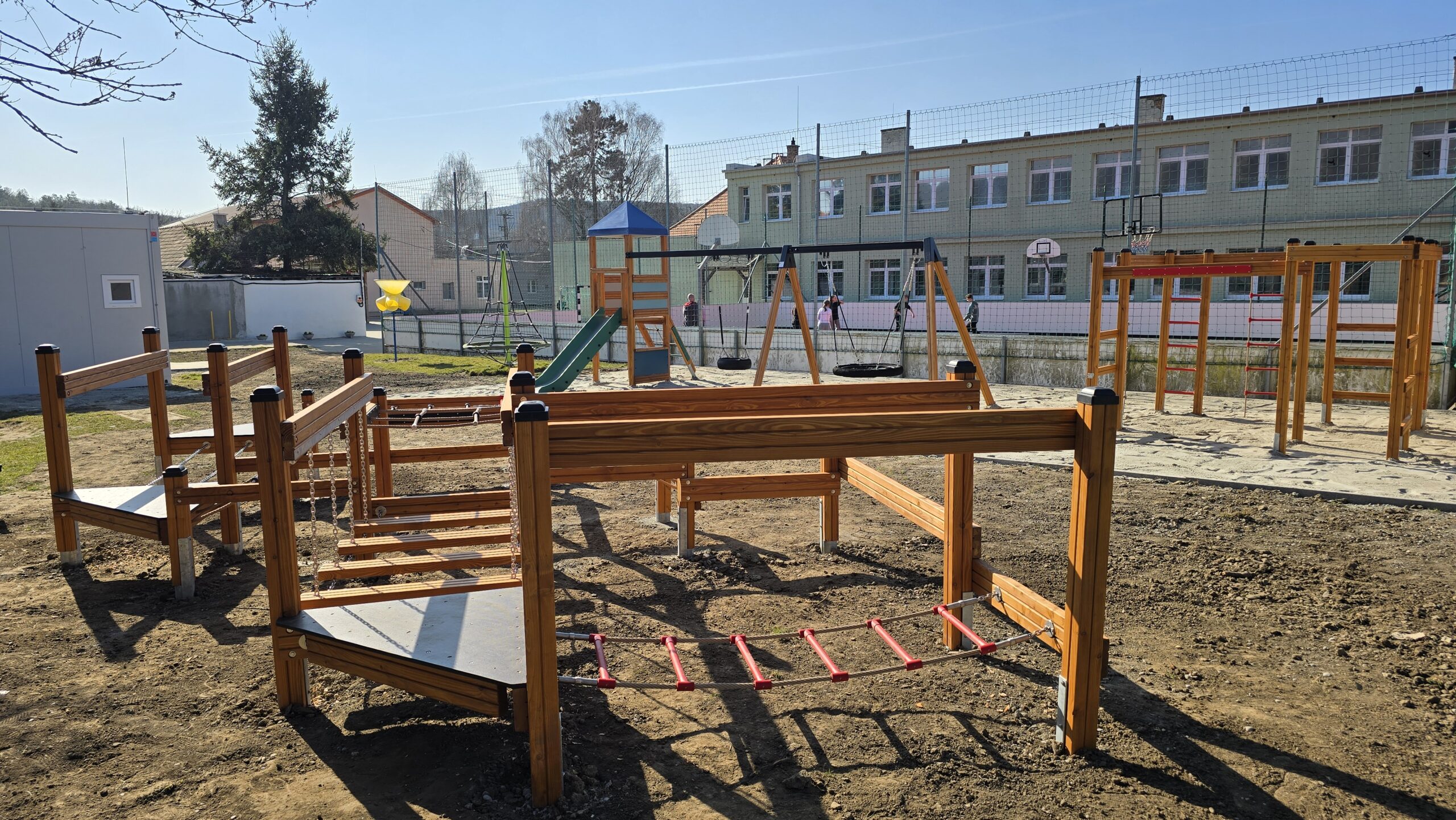 fa játszótér egy Pilisi iskola udvarán, ütéscsillapító homokburkolaton