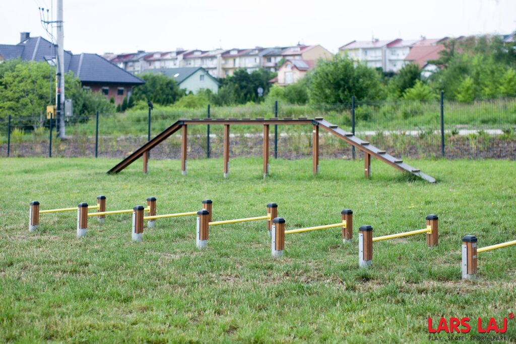 Lars Laj Kutyafuttató, kutyajátékok, Agility, Szlalom, akadálypálya, Alagút, rámpa, kutya mérleghinta