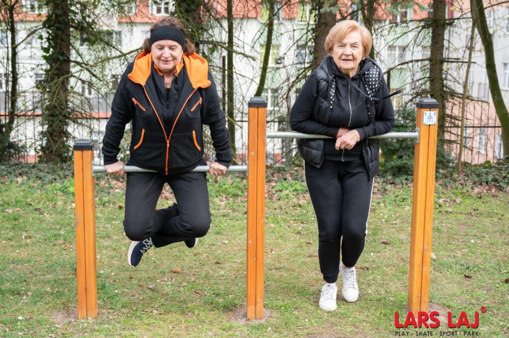 Szenior fitneszparkok időseknek, páros nyújtó Lars Laj