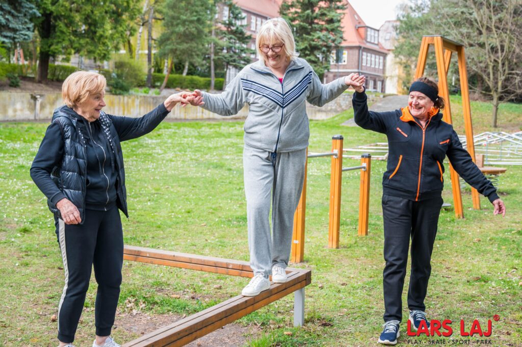 Szenior fitneszparkok időseknek, egyensúlyozó gerenda Lars Laj