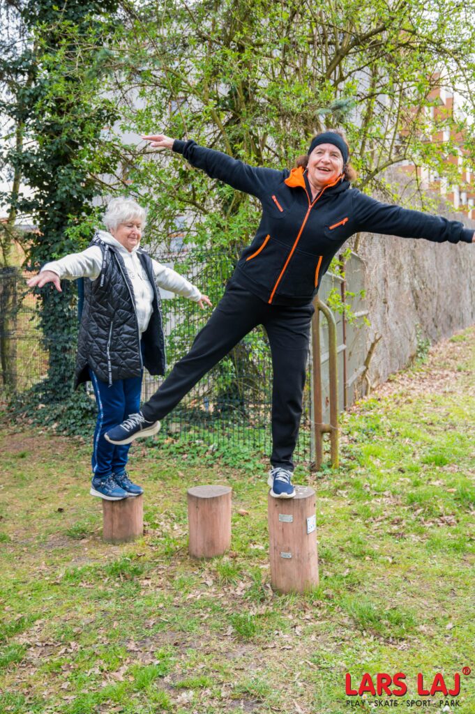 Szenior fitneszparkok időseknek, egyensúlyozó rönkök Lars Laj