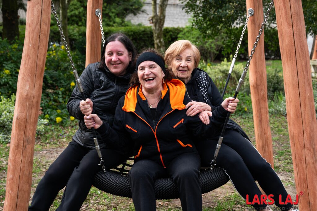 Szenior fitneszparkok időseknek, többszemélyes hinta, Lars Laj