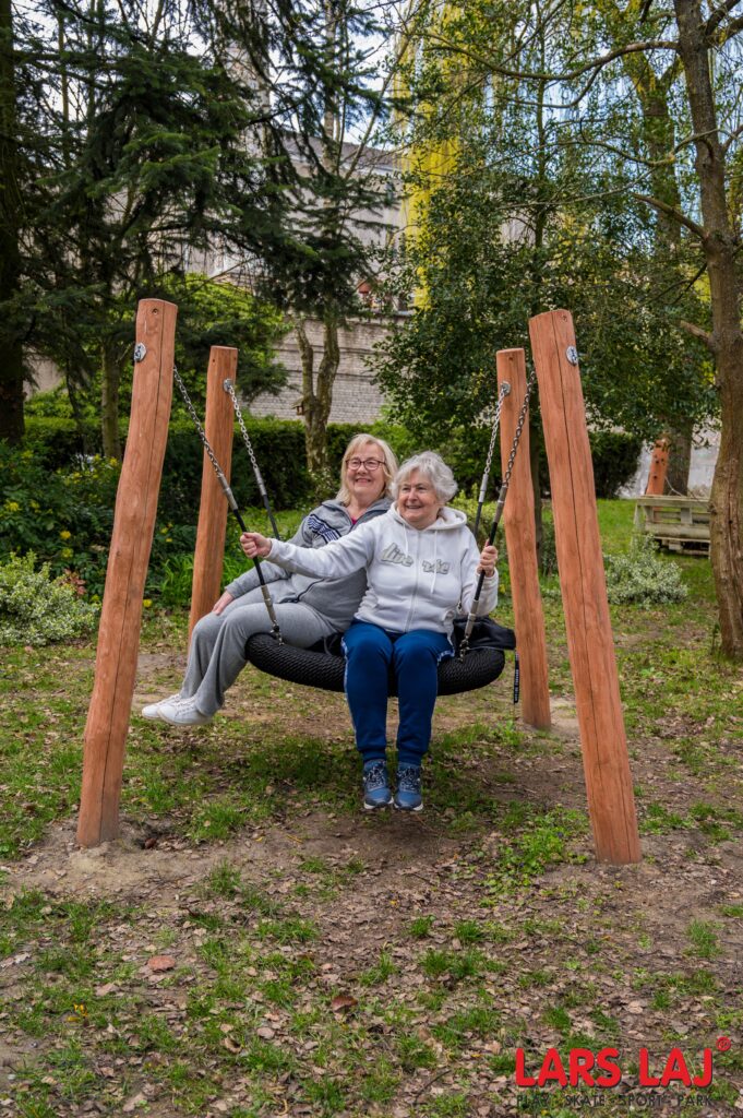 Szenior fitneszparkok időseknek, bandahinta, madárfészek hinta akác eszköz Lars Laj