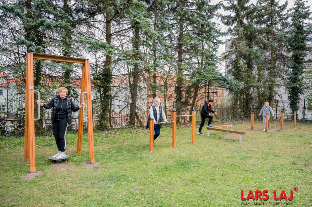 Szenior fitneszparkok időseknek, páros nyújtó, törzsforgató, korlát, Lars Laj